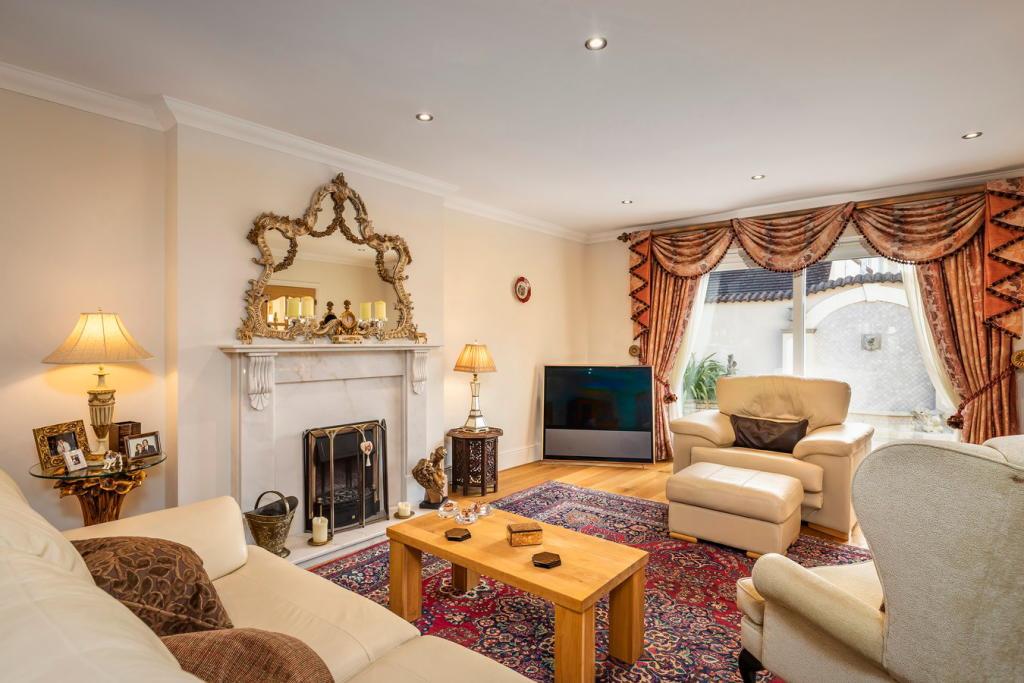 3 Bedroom Chalet Canford Cliffs Road, Canford Cliffs